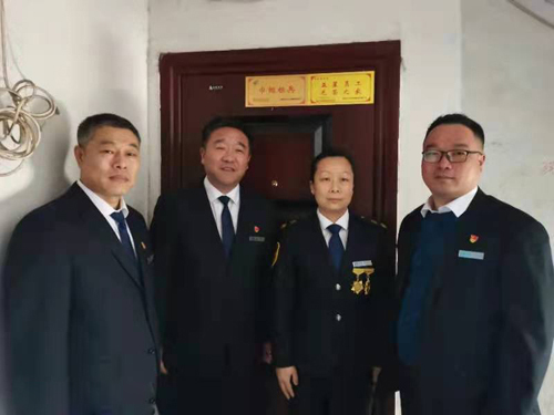 “一人得獎，全家光榮” 送“牌”上門，集團為標兵先進送去榮譽喜報牌匾