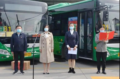 巾幗建功展英姿，獻(xiàn)身公交創(chuàng)佳績(jī)——市婦聯(lián)領(lǐng)導(dǎo)為我司“三八紅旗集體”等榮譽(yù)頒獎(jiǎng)授牌