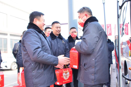 進(jìn)站點(diǎn)！集團(tuán)領(lǐng)導(dǎo)與一線職工共度新春