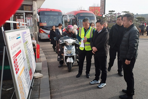 A1 集團(tuán)黨委書記、董事長王保東到龍門石窟公交站調(diào)研